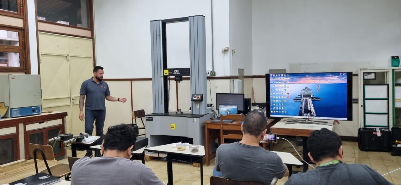 Treinamento técnico da Máquina Universal de Ensaios no LPAV/FT