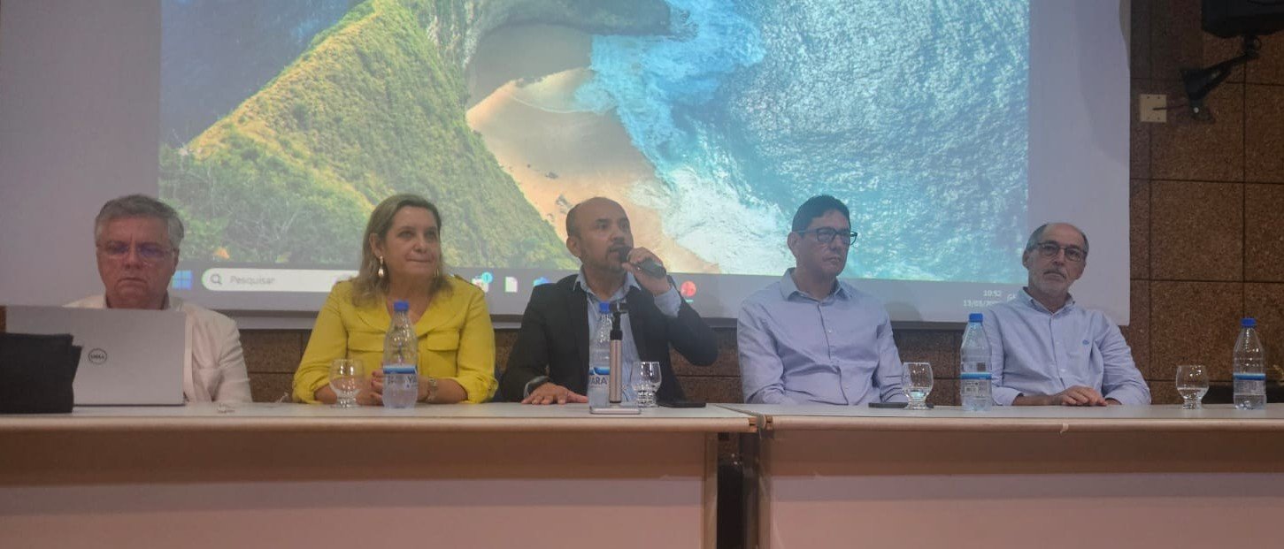 Mesa de abertura do evento